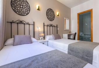 Hostal Dinamarca has Balcony rooms