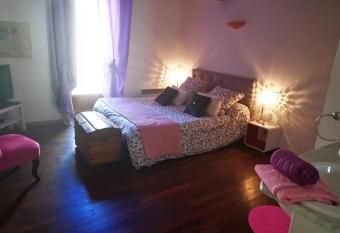 L AMARILYS chambre d h  te allows 18 year olds to book a room