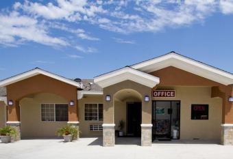 West Coast Inn Santa Ana has rooms with a private hot tub