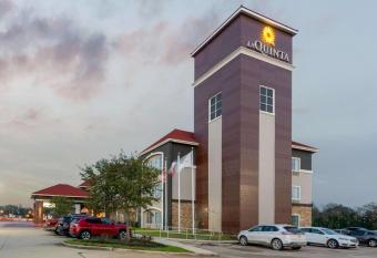 La Quinta Inn & Suites by Wyndham Bridge City allows 18 year olds to book a room
