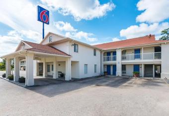 Motel 6 Livingston Tx has Smoking rooms