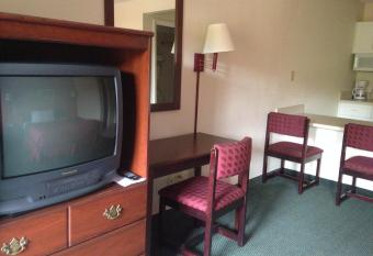 Country Hearth Inn & Suites Augusta has rooms with a private hot tub