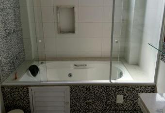 Grande Hotel Itagua   has rooms with a private hot tub