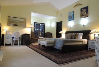 Villa Bellissimo Frantalia has rooms with a private hot tub