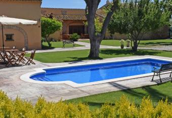 Masia Ca La Caputxeta & Golf allows 18 year olds to book a room