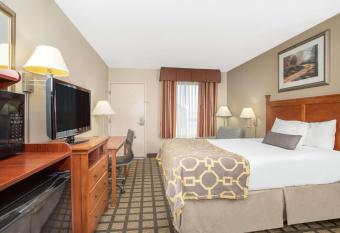 Baymont by Wyndham Hays has rooms with a private hot tub