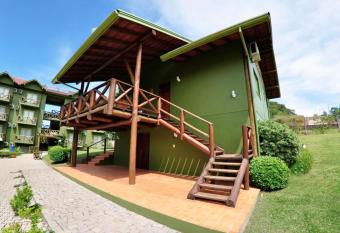 Villa Flor Ecoresort has rooms with a private hot tub