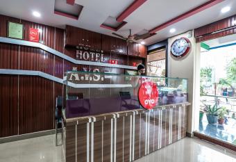 OYO Flagship 9930 Hotel Avs Residency allows 18 year olds to book a room