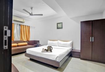 Super OYO Townhouse 704 Hotel Divya Palace allows 18 year olds to book a room