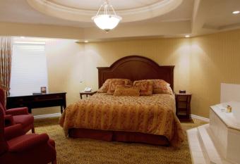 Chateau Louis Hotel & Conference Centre has rooms with a private hot tub
