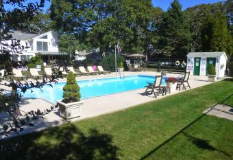 Falmouth Heights Motor Lodge has Balcony rooms
