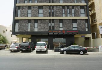 Stay Inn Suites has rooms with a private hot tub