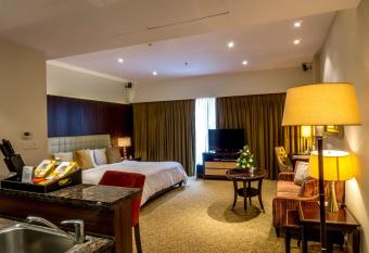 Oakwood Premier Prestige Bangalore has rooms with a private hot tub