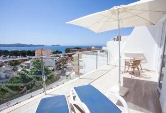 Aparthotel Novo Mar allows 18 year olds to book a room