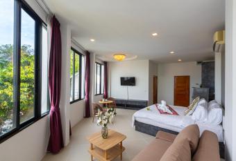 Rossarin Sea View Patong has rooms with a private hot tub