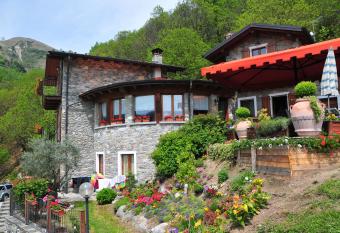 Agriturismo La Fonte Di Mariella has Balcony rooms