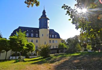 Schlosshotel Dom  ne Walberberg allows 18 year olds to book a room