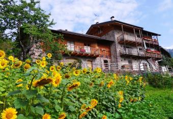 Baita Cavecia has Balcony rooms