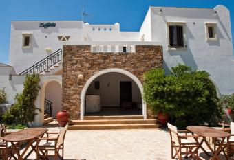 Zefyros Studios has Balcony rooms