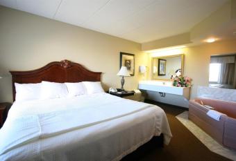 Best Western Resort Hotel & Conference Center has rooms with a private hot tub