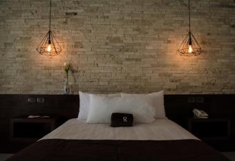 R  o Tinto Hotel Boutique has rooms with a private hot tub