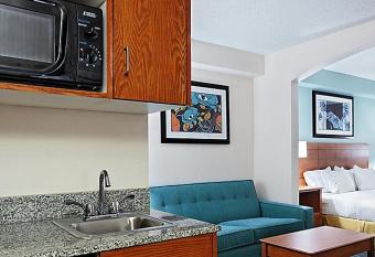 Holiday Inn Express & Suites Richmond-Brandermill-Hull St. has rooms with a private hot tub
