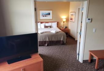 Wingate by Wyndham Edmonton West has rooms with a private hot tub