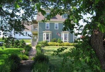 Louisbourg Heritage House has Balcony rooms