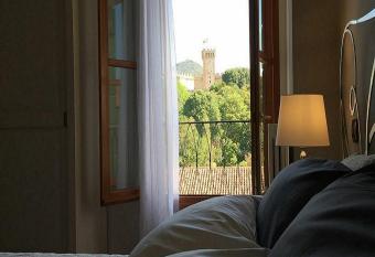 Camera Con Vista Este allows 18 year olds to book a room