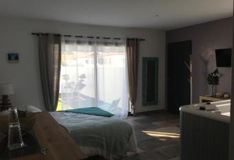 Aux portes de Bali allows 18 year olds to book a room