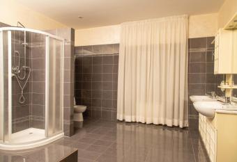 Hotel Camino Vecchio has rooms with a private hot tub