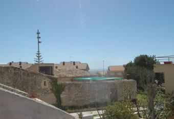 Hauzify I Villa del Castell has rooms with a private hot tub