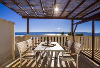 Apartmani Sani Bol has Balcony rooms