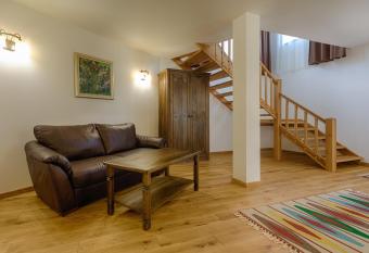 Arbanashki Han Hotelcomplex has rooms with a private hot tub