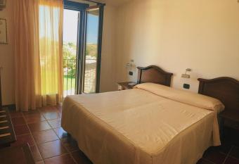 Hotel Resort La Rosa Dei Venti has rooms with a private hot tub