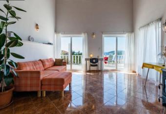 Villa Paradise Regained has Balcony rooms