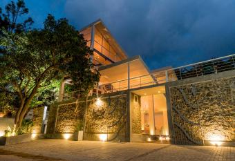 18 Faces with free drop off to Galle Fort by TukTuk has Balcony rooms