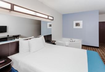 Microtel Inn & Suites by Wyndham Elkhart has rooms with a private hot tub