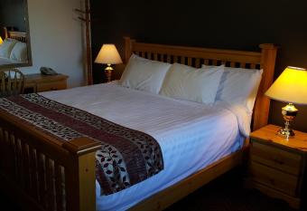 Cactus Tree Inn has rooms with a private hot tub