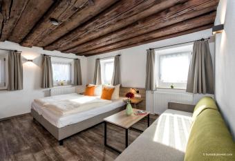   bernachten in der Tenne allows 18 year olds to book a room