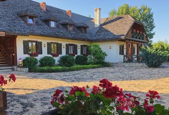 Dworek Pod Wiech   has Balcony rooms