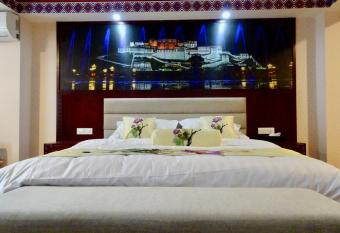 Hotel Kamalashi has rooms with a private hot tub