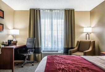 Country Inn & Suites by Radisson, Stillwater, MN has rooms with a private hot tub