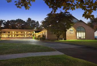Quality Inn allows 18 year olds to book a room