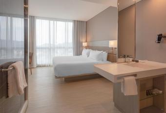 AC Hotel By Marriott Santa Marta allows 18 year olds to book a room