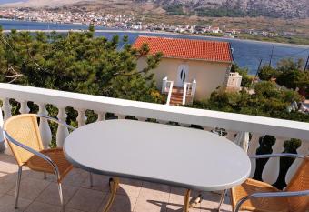 2 bedrooms appartement at Pag 100 m away from the beach with sea view enclosed garden and wifi has Balcony rooms