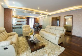 Hotel Mostar has rooms with a private hot tub