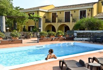 La Terra Del Mezzo has Balcony rooms