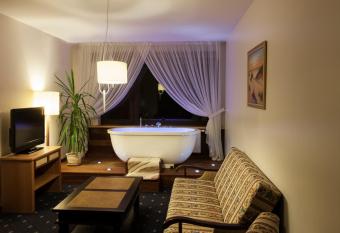 Park Villa has rooms with a private hot tub