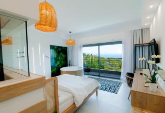 My Suite Boutique Hotel has rooms with a private hot tub